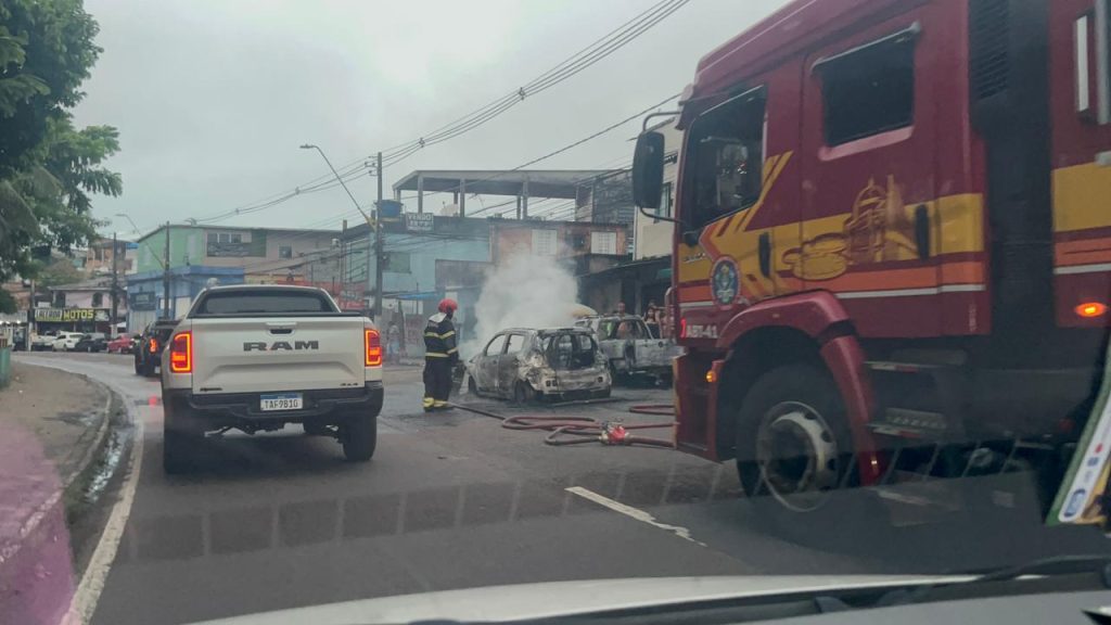 Carro em chamas na Avenida Brasil em Manaus durante a manha