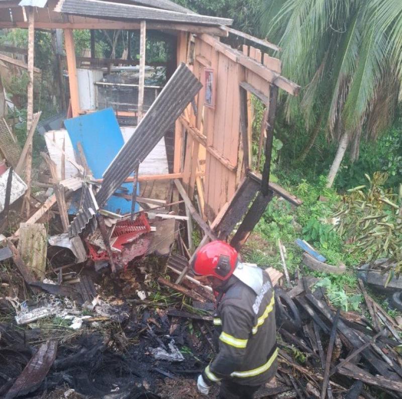 Incêndio de grandes proporções consome casa de madeira em Presidente Figueiredo no interior do Amazonas