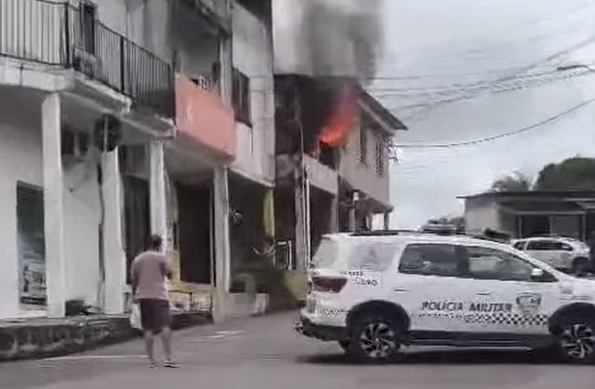 Bombeiros atuando para conter as chamas de um incêndio em uma casa no bairro Redenção em Manaus