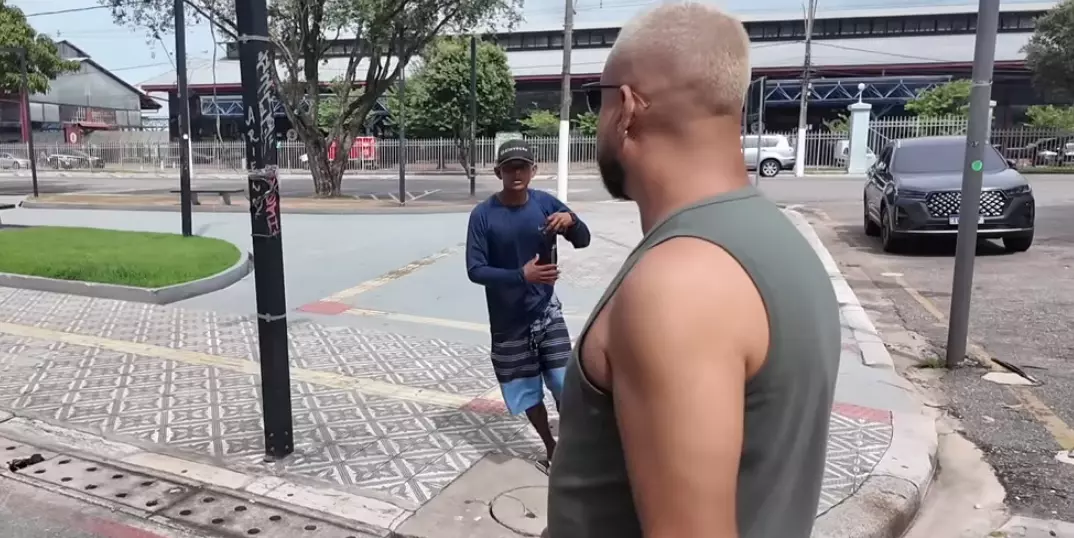 Influenciadores Léo e Rodrigo Almeida do canal Almeidas Indicam em registro de vídeo durante viagem na cidade de Belém.