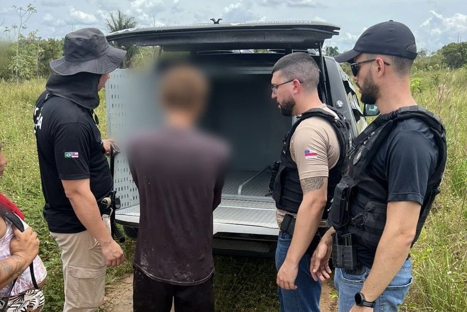 Suspeito de homicídio preso por policiais em área de mata após matar o irmão a facadas em Manacapuru.