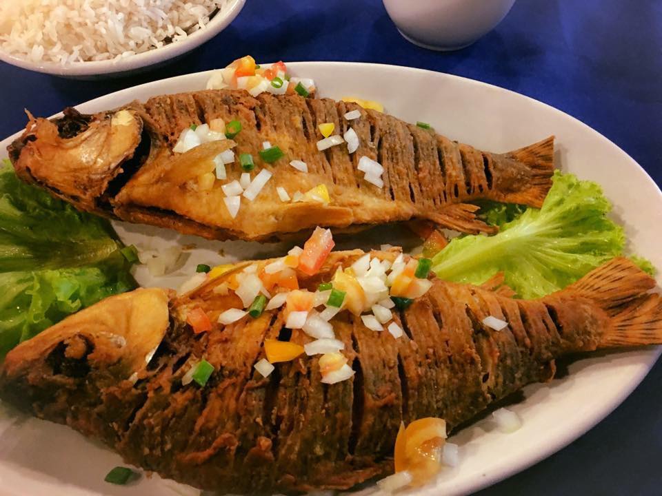 Peixe jaraqui servido de forma tradicional como símbolo da culinária do amazonas