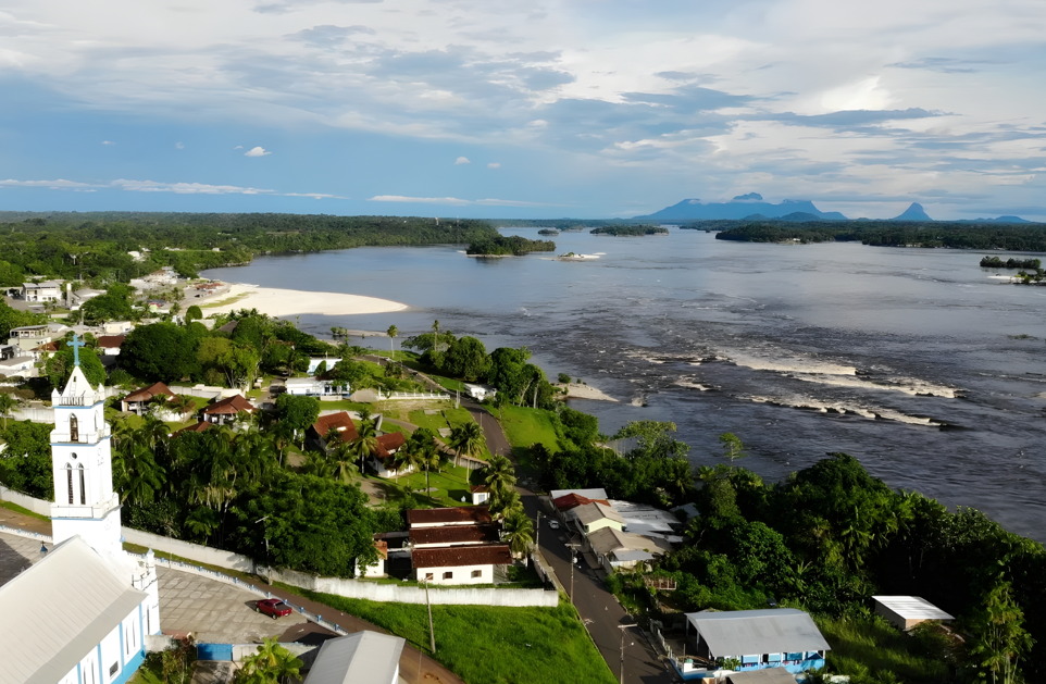 fiação elétrica e postes de energia em rua de são gabriel da cachoeira no interior do amazonas