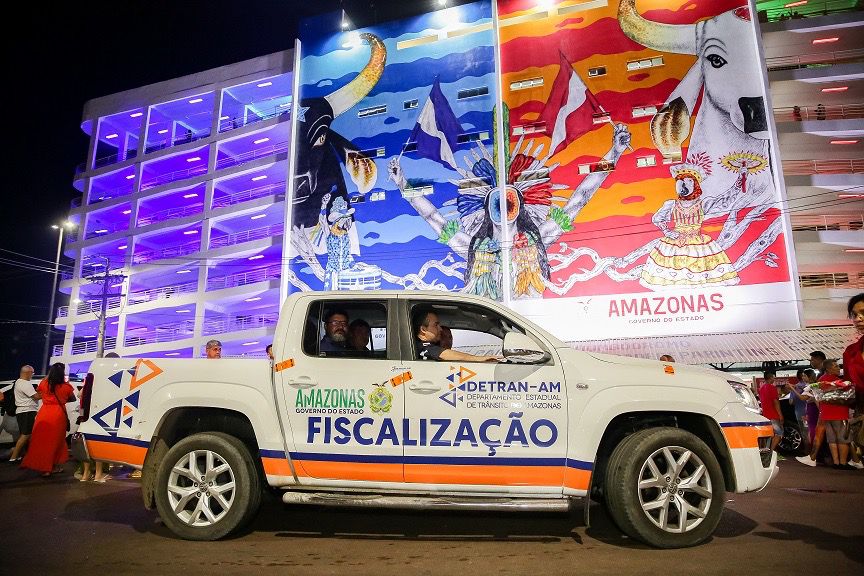 Agentes do Detran Amazonas organizando o trânsito no entorno do Bumbódromo em Parintins durante evento oficial