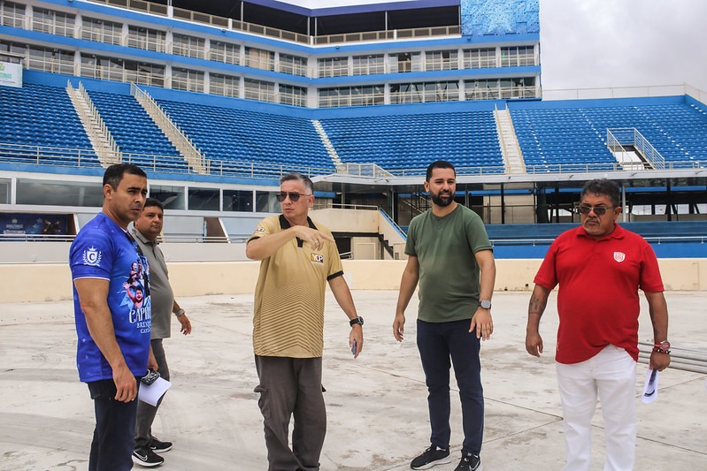 Preparação da megaestrutura no Bumbódromo de Parintins para o lançamento do 59º Festival com palcos e painéis de LED.