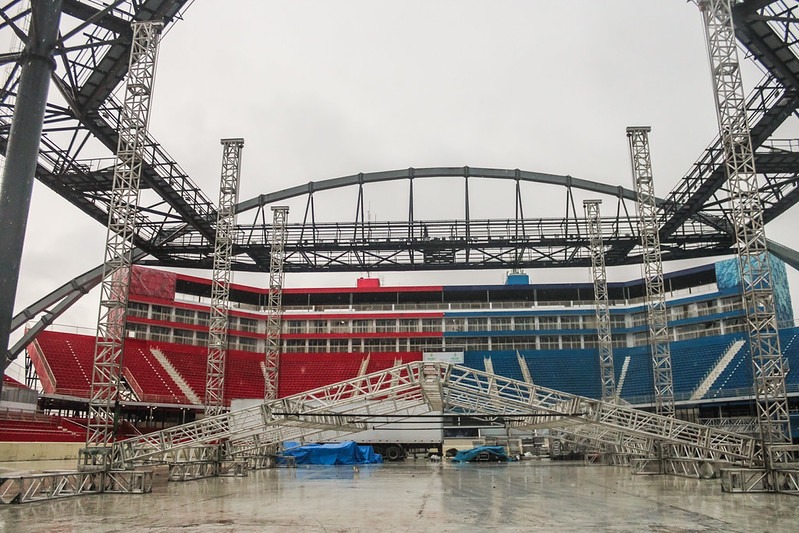 Preparação da megaestrutura no Bumbódromo de Parintins para o lançamento do 59º Festival com palcos e painéis de LED.