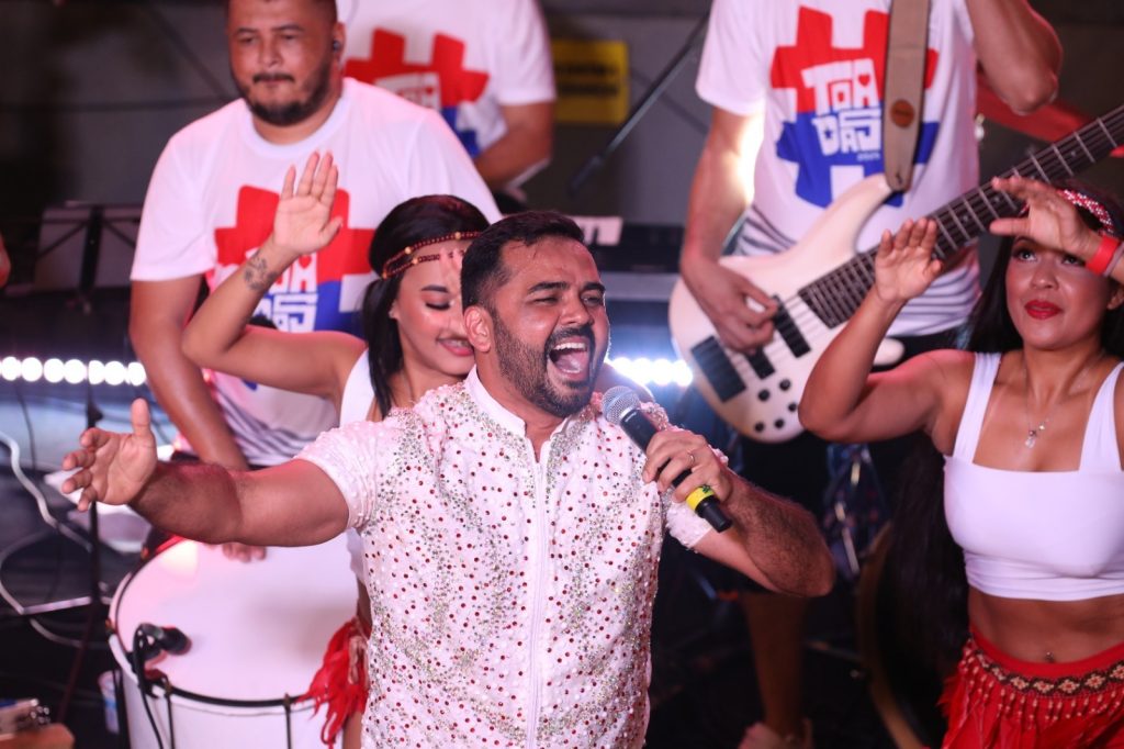 Apresentadores dos bois Caprichoso e Garantido no evento Toadas no Largo São Sebastião.