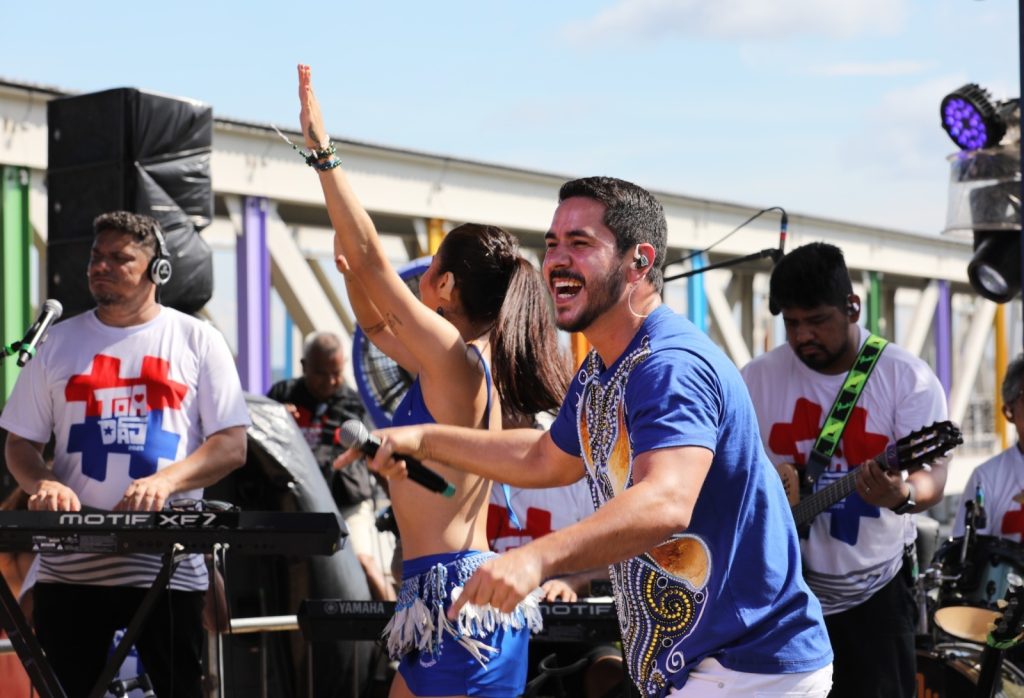 Apresentadores dos bois Caprichoso e Garantido no evento Toadas no Largo São Sebastião.