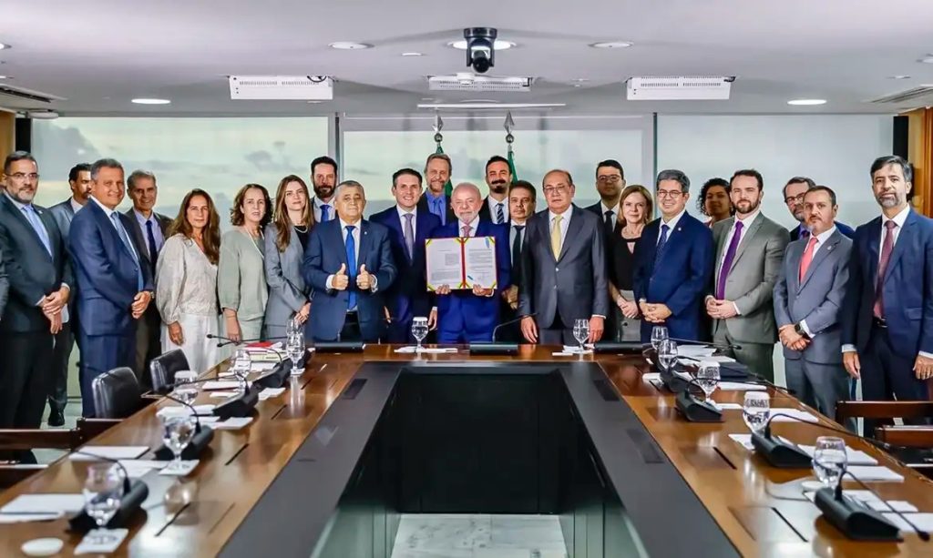 Presidente Lula assina sancao da lei antifaccao ao lado de autoridades