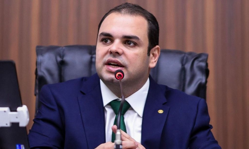Governador interino Roberto Cidade em pronunciamento sobre suspensão de contratos no Amazonas