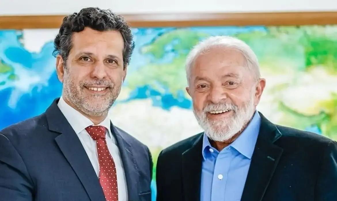Presidente Lula anuncia Leonardo Barchini como novo ministro da educação em cerimônia de balanço de obras e conectividade escolar.