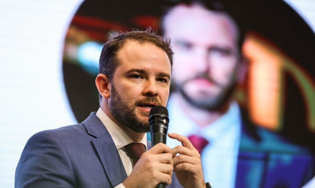 Dario Durigan em evento oficial sendo anunciado como o novo ministro da Fazenda pelo presidente Lula