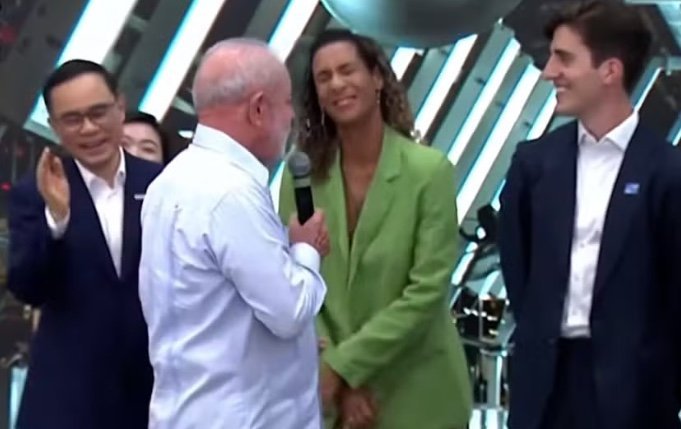 Presidente Lula discursando durante visita ao parque fabril da Caoa em Anápolis