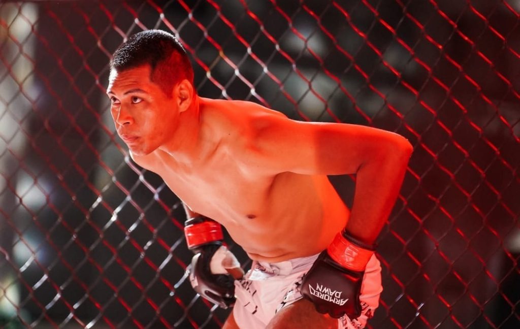 O lutador indígena Breno Vieira Sateré posando para foto de divulgação como atleta de artes marciais do Amazonas.