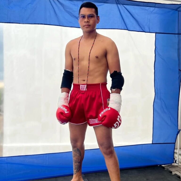 O lutador indígena Breno Vieira Sateré posando para foto de divulgação como atleta de artes marciais do Amazonas.
