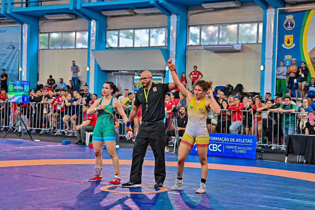 Lutadora amazonense Viviane de Almeida Bentes em pose oficial após sua indicação ao prêmio nacional de desporto universitário 2025.