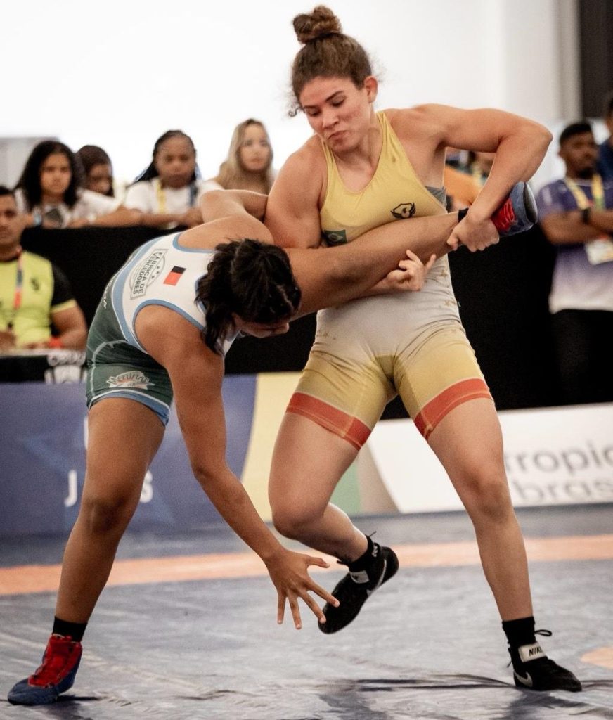 Lutadora amazonense Viviane de Almeida Bentes em pose oficial após sua indicação ao prêmio nacional de desporto universitário 2025.