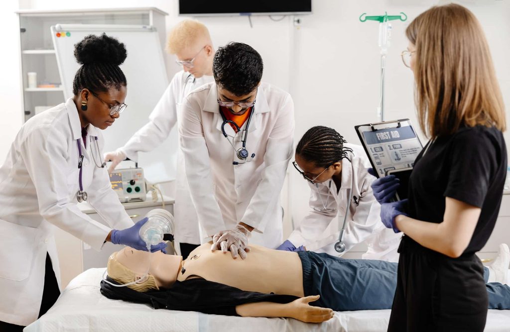 estudantes de medicina e o logo do mec em destaque sobre o estado do amazonas