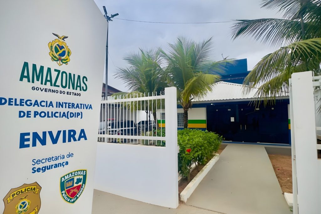 Fachada de delegacia de polícia no Amazonas representando investigação sobre transferência irregular de preso de alta periculosidade.