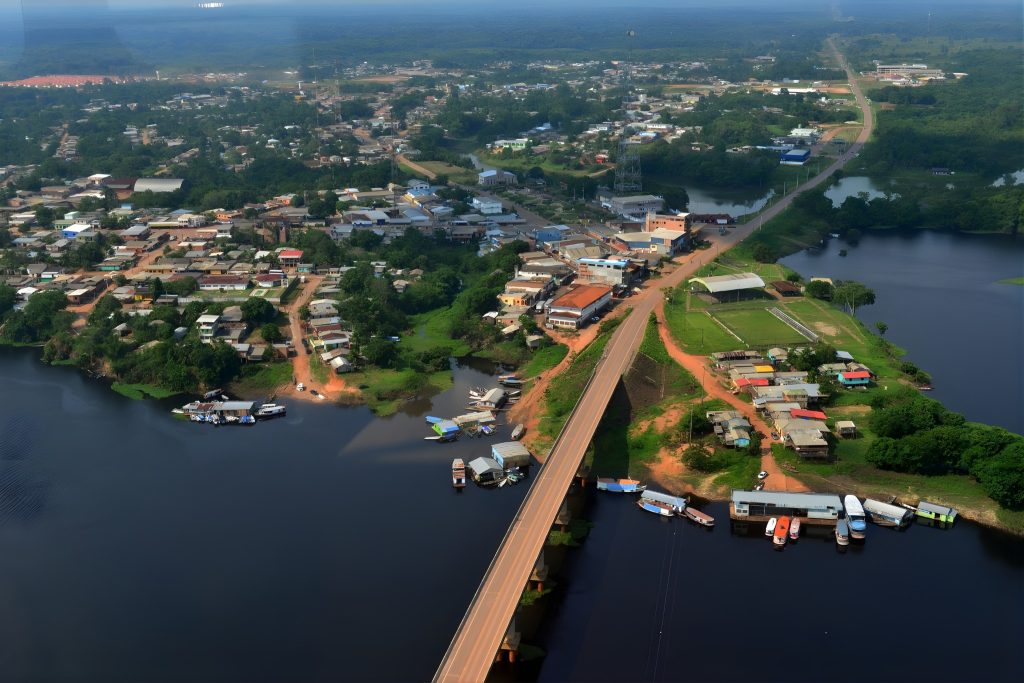 Vista de ramal precário em Careiro Castanho evidenciando dificuldades de acesso e falta de pavimentação em área rural do Amazonas