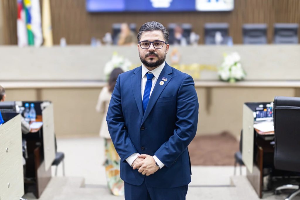 Fachada da Câmara Municipal de Manaus onde o vereador Amauri Gomes exerce mandato sob investigação por nepotismo.