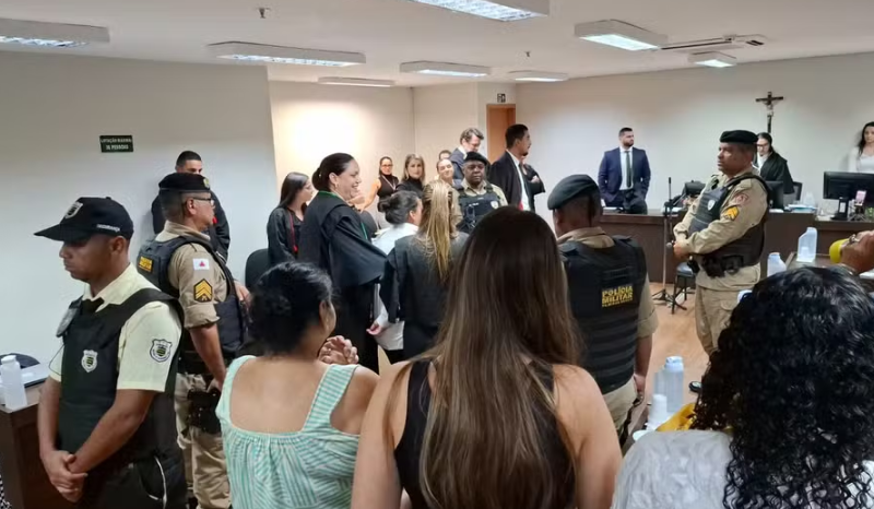 Símbolo da balança da justiça em um tribunal representando a decisão de absolvição em Belo Horizonte