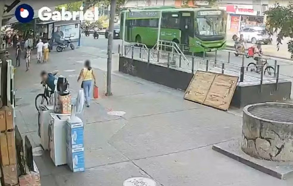 Cena de câmeras de segurança mostrando ônibus e bicicleta elétrica na Rua Conde de Bonfim na Tijuca