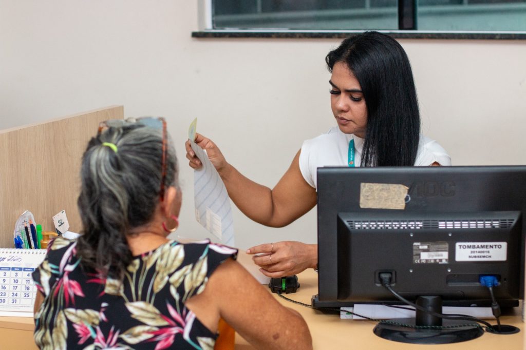 Pessoa acessando o portal Simhab em Manaus para realizar o cadastro no programa habitacional Minha Casa Minha Vida.