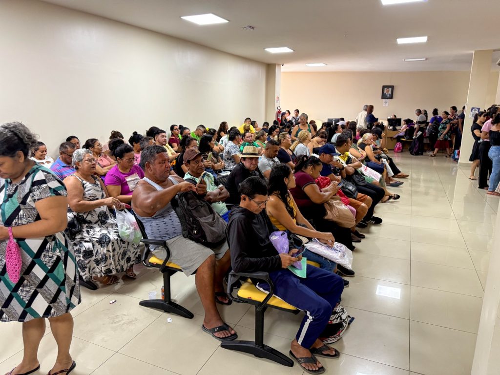 Pessoa acessando o portal Simhab em Manaus para realizar o cadastro no programa habitacional Minha Casa Minha Vida.
