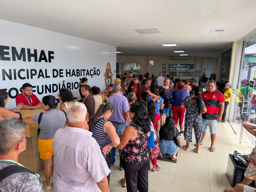 Pessoa acessando o portal Simhab em Manaus para realizar o cadastro no programa habitacional Minha Casa Minha Vida.