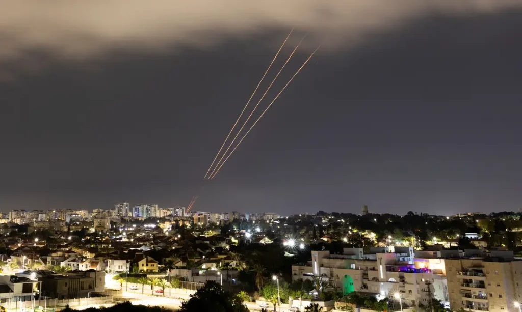Vista de aeroporto com movimentação de passageiros saindo do oriente médio em voo de repatriação para o brasil