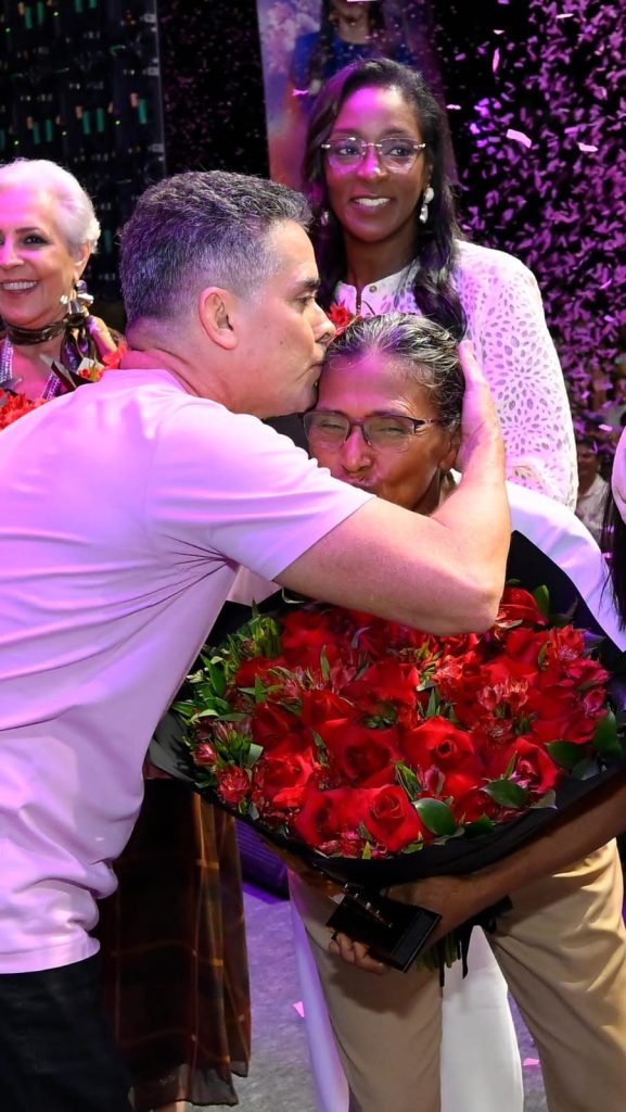 Prefeito David Almeida durante o evento Mulheres que Inspiram com milhares de participantes no Studio 5 em Manaus.