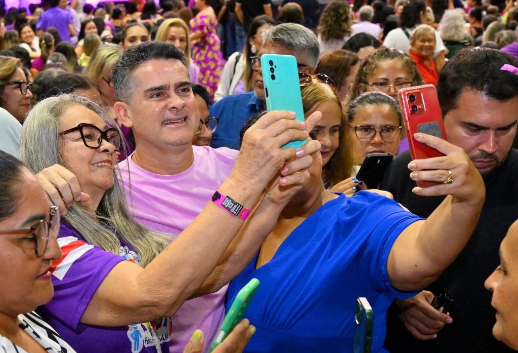 Prefeito David Almeida durante o evento Mulheres que Inspiram com milhares de participantes no Studio 5 em Manaus.
