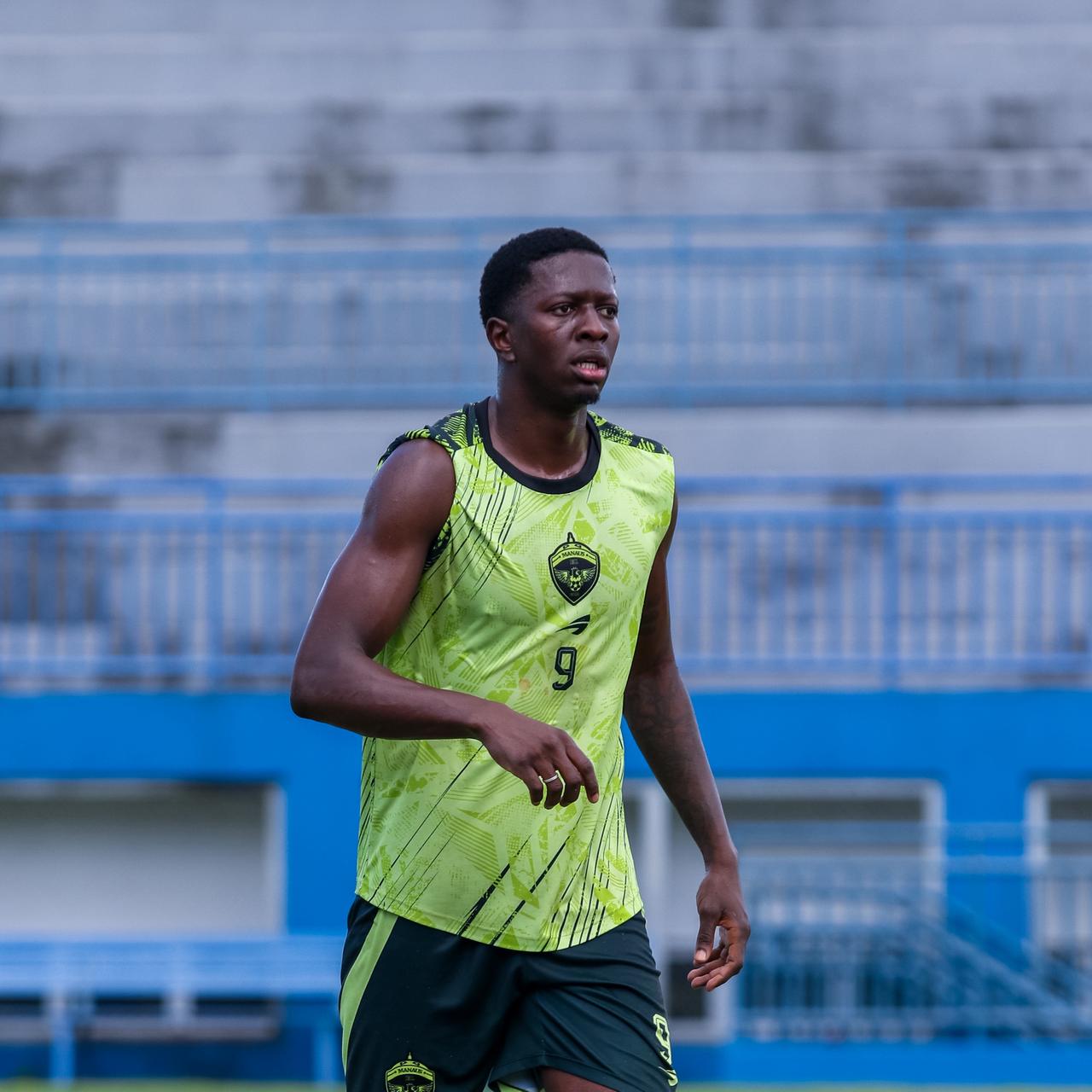 O volante João Felipe Santiago posa para foto oficial como novo reforço contratado pelo Manaus FC