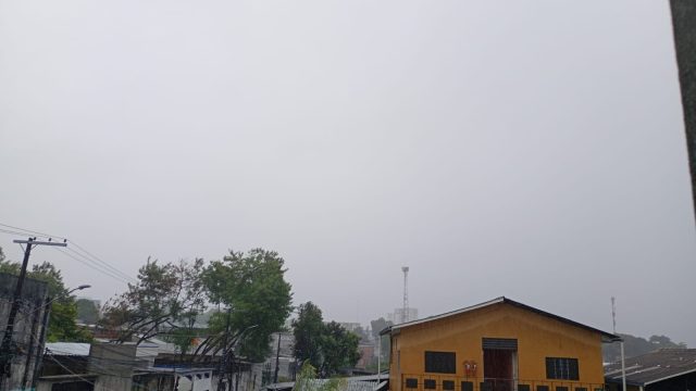 Manaus amanhece sob chuva intensa e Defesa Civil emite alerta de risco