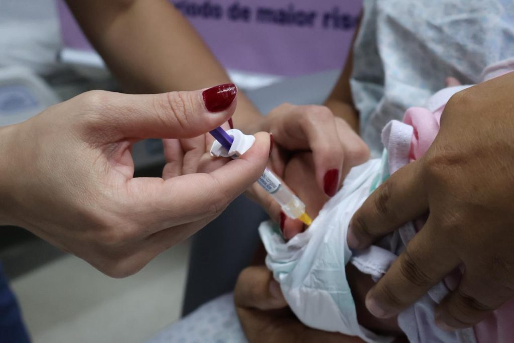Bebê recém-nascido recebendo aplicação de anticorpo nirsevimabe em maternidade pública de Manaus para prevenção de vírus respiratório.