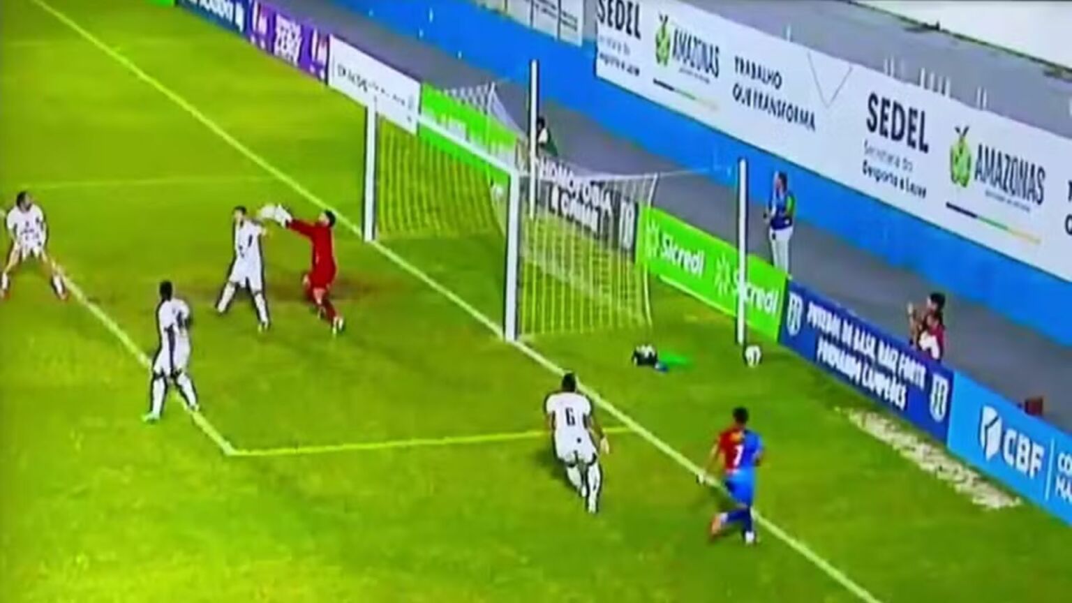 lance polêmico em partida entre manaus fc e parintins no estádio carlos zamith pelo campeonato amazonense