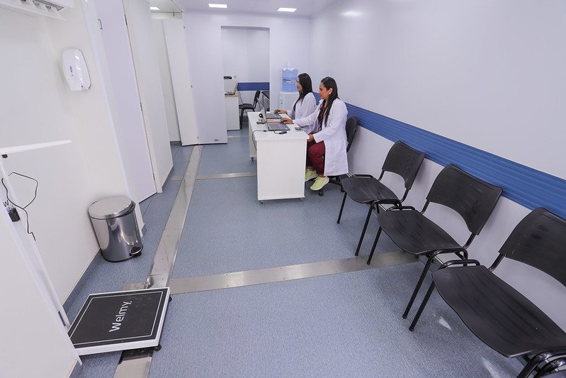 Unidade Básica de Saúde Móvel da Prefeitura de Manaus estacionada para atendimento ao público