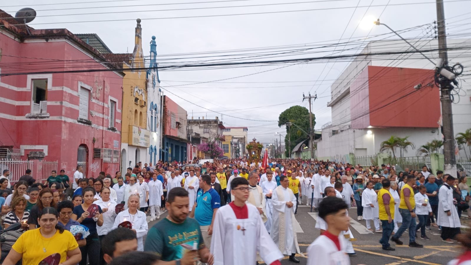 agente de trânsito orientando motoristas durante procissão da semana santa em manaus