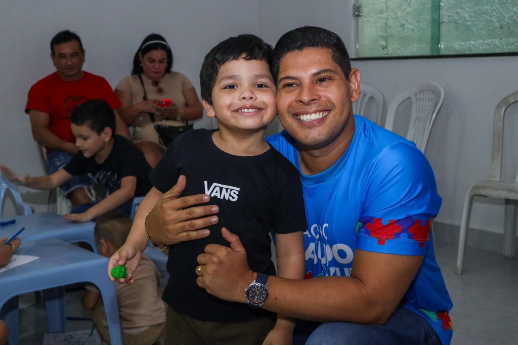Deputado Mário César Filho durante atendimento da Ação Laudo Azul para diagnóstico de autismo em Manaus.