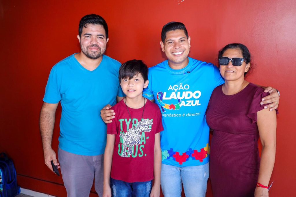 Deputado Mário César Filho durante atendimento da Ação Laudo Azul para diagnóstico de autismo em Manaus.