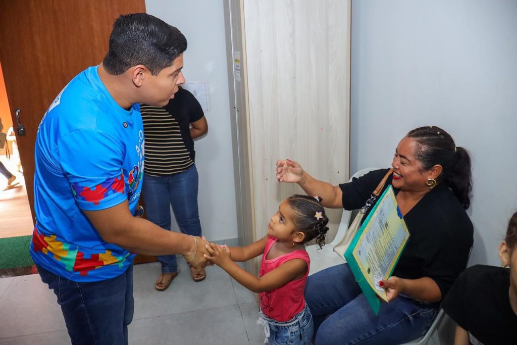 Deputado Mário César Filho durante atendimento da Ação Laudo Azul para diagnóstico de autismo em Manaus.