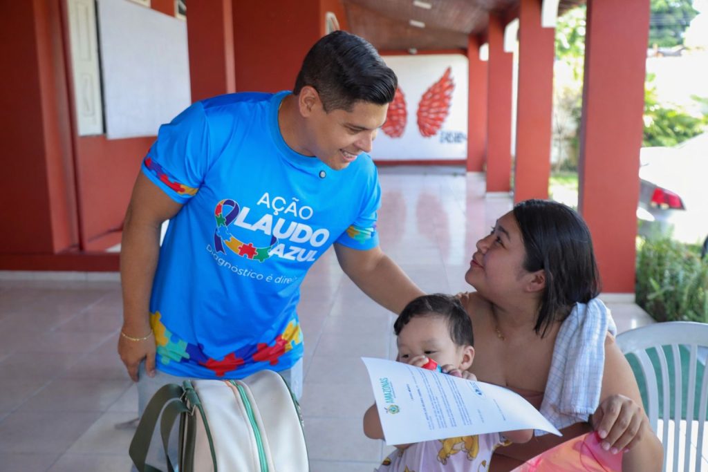 Deputado Mário César Filho durante atendimento da Ação Laudo Azul para diagnóstico de autismo em Manaus.