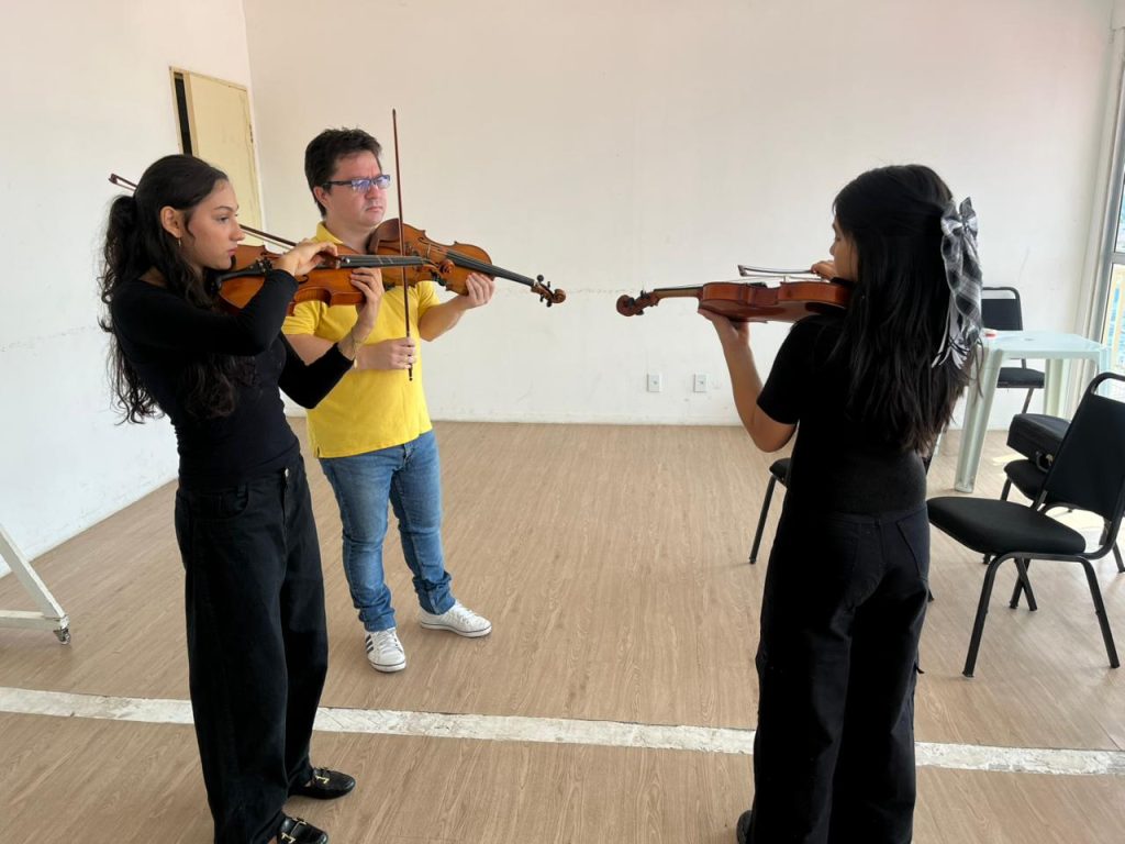 Fachada do Liceu de Artes e Ofícios Claudio Santoro com informações sobre matrículas para cursos gratuitos de artes