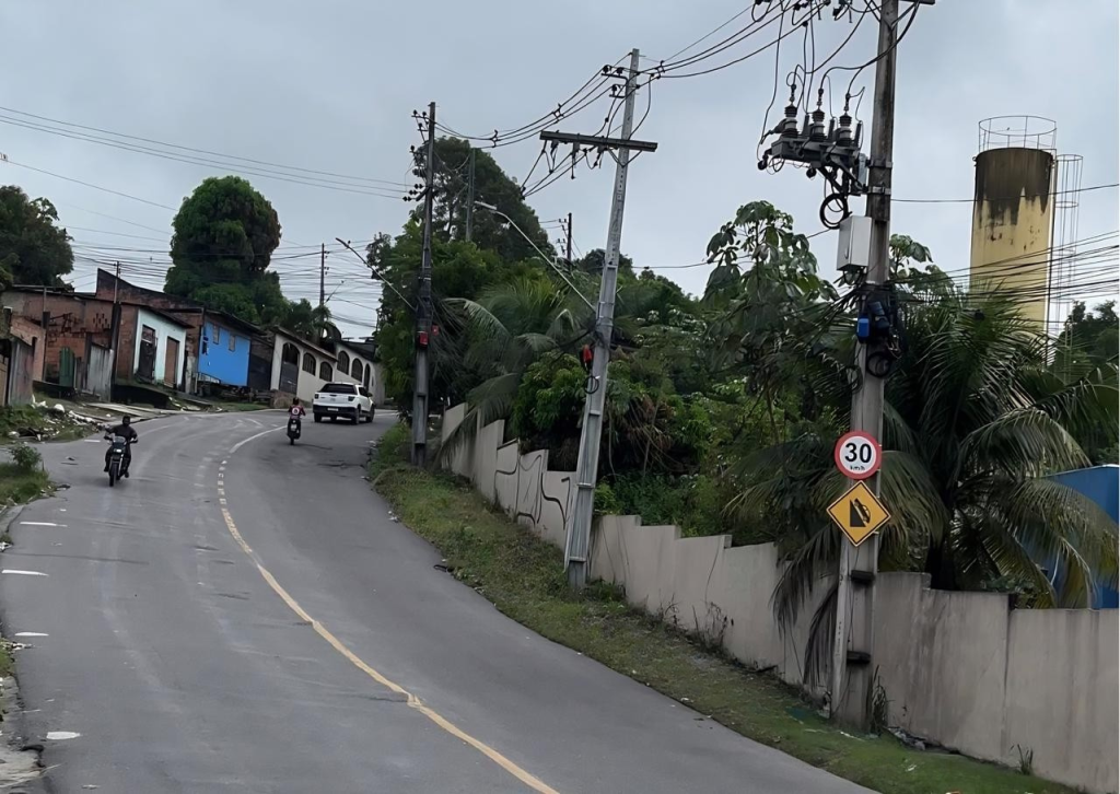 Placa de sinalização de trânsito proibindo a circulação de veículos pesados acima de 16 toneladas no bairro Jorge Teixeira.