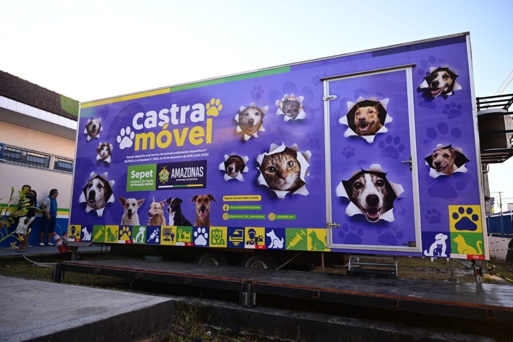 Equipe veterinária realizando mutirão de castração gratuita de cães e gatos no largo de são sebastião em manaus