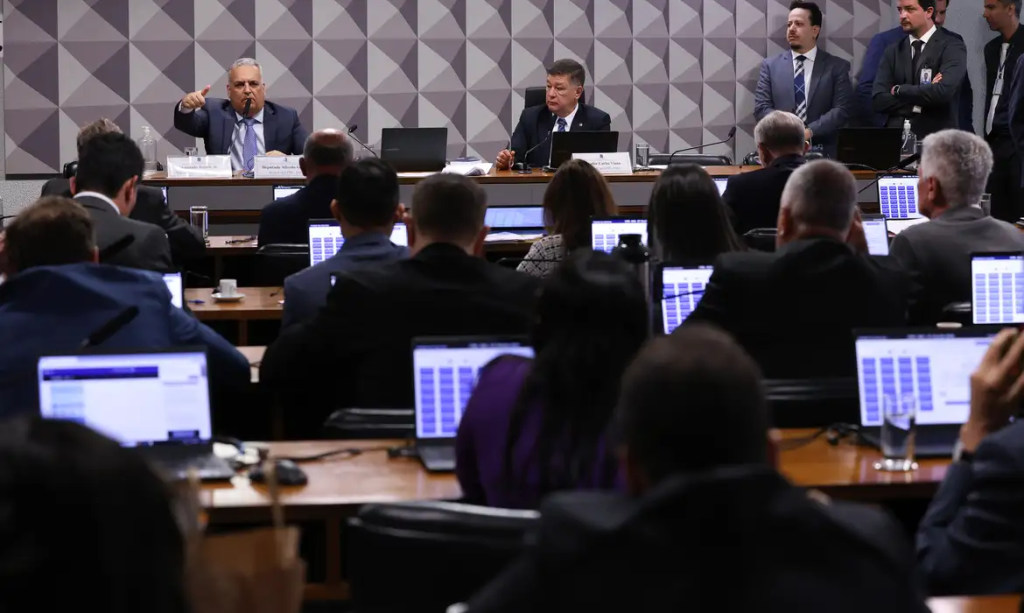 Ministro André Mendonça do Supremo Tribunal Federal em sessão institucional em Brasília.