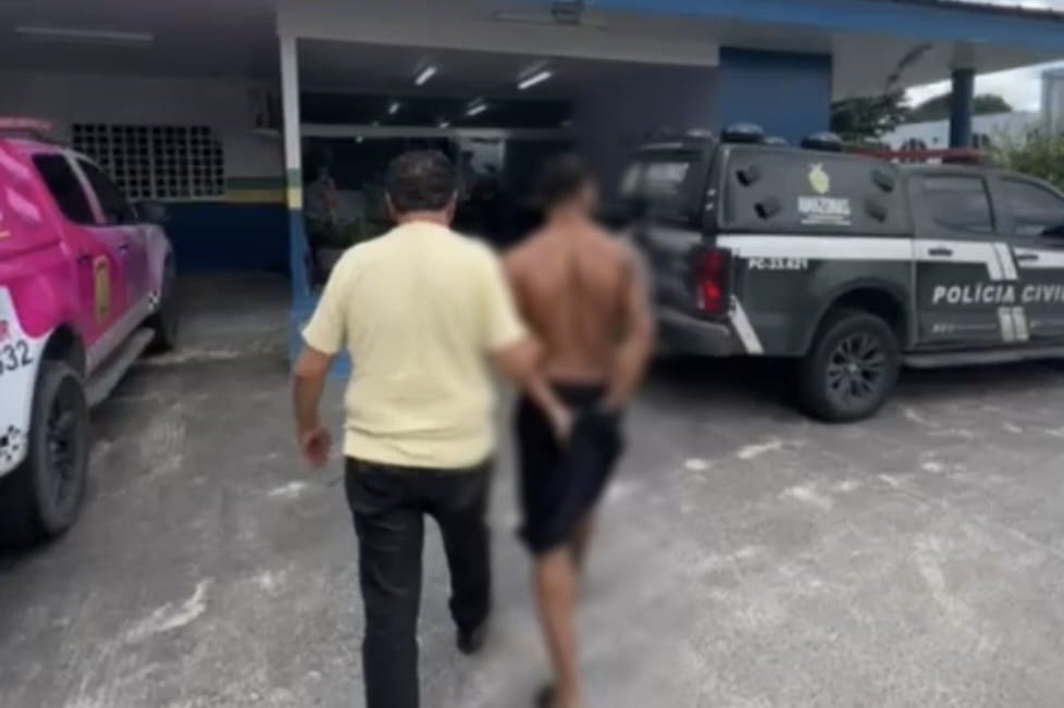 Fachada da delegacia especializada em crimes contra a mulher em Manaus sobre caso de descumprimento de medida protetiva.
