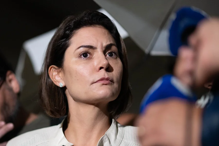 Foto de Michelle Bolsonaro e do ex-presidente Jair Bolsonaro
