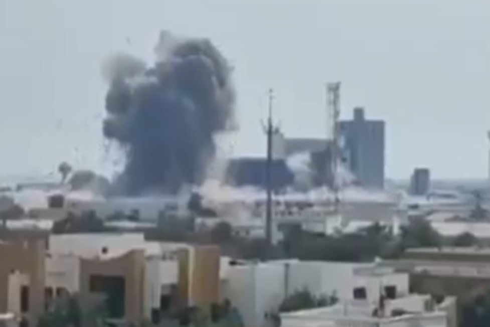 Base aerea de Al-Udeid no Catar sob tensao apos impacto de missil iraniano em radar estrategico norte-americano.